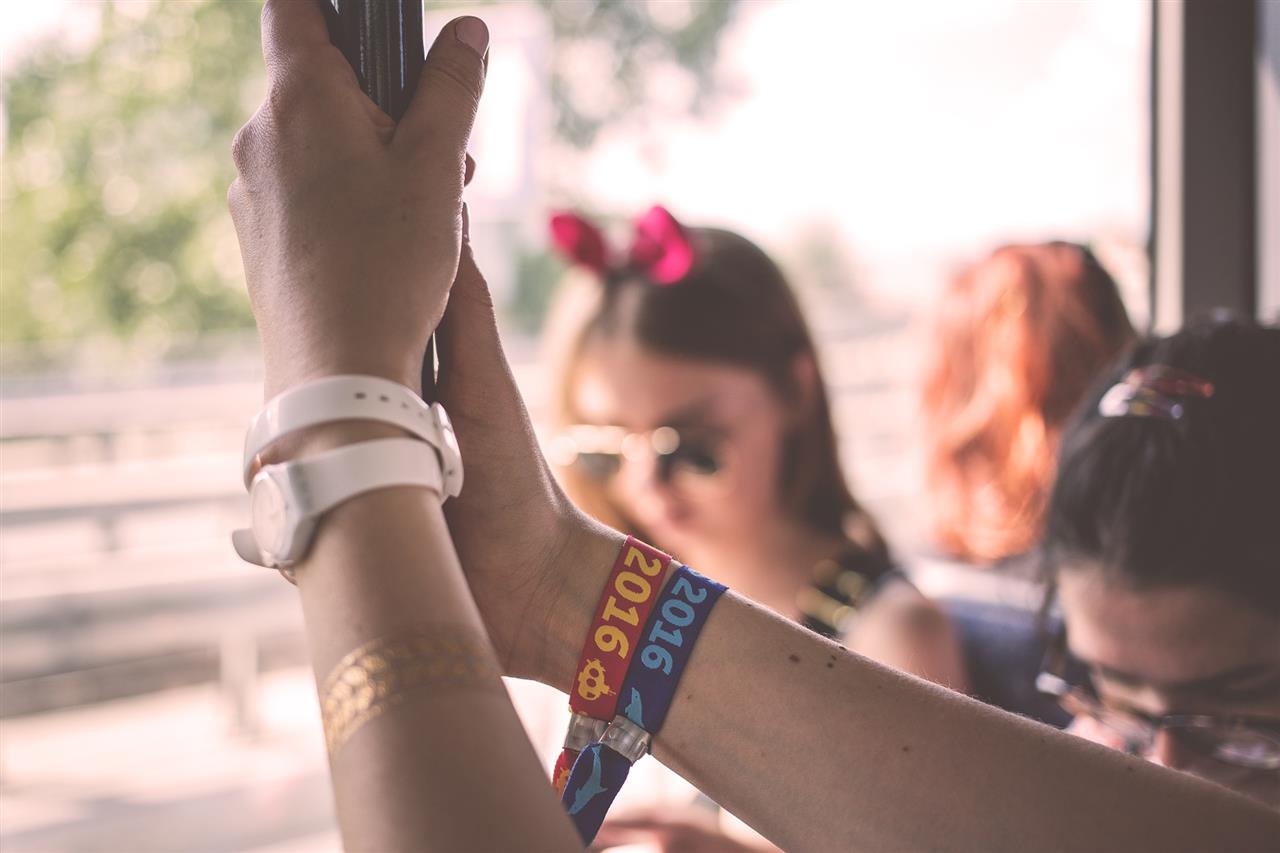 Få hjælp til tøjmærker, kontrolarmbånd, klistermærker og meget mere