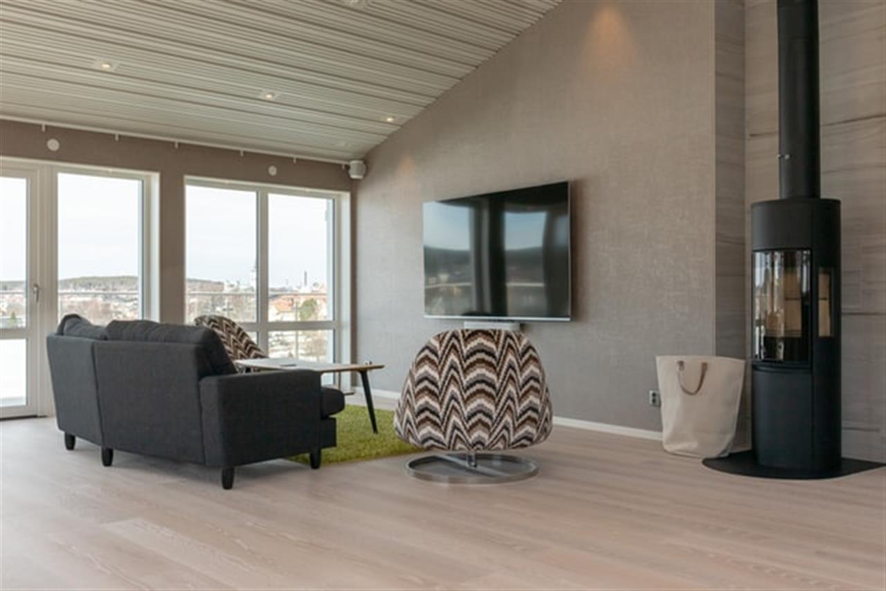 Dæk rummet mellem loft og væg med en skyggeliste